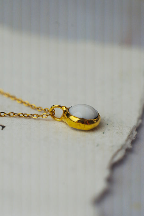 Fehér mini üveg nyaklànc - goldie