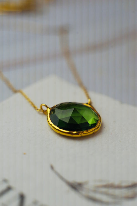 Csiszolt zöld üveg nyaklánc - goldie