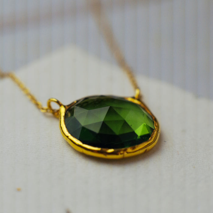 Csiszolt zöld üveg nyaklánc - goldie