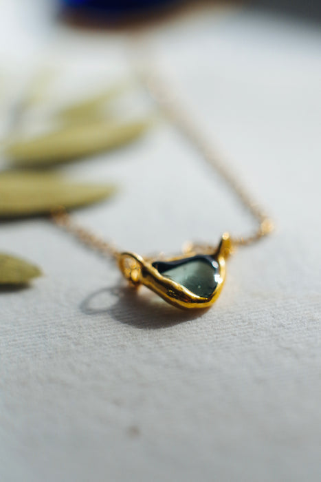 Sea glass, halvány zöld üveg nyaklánc - goldie