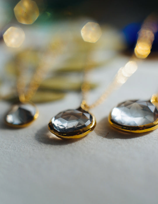 Varázslatos csiszolt üveg nyakláncok - Goldie