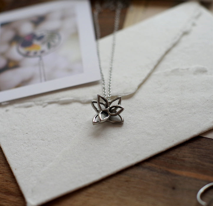 Water lily clean necklace
