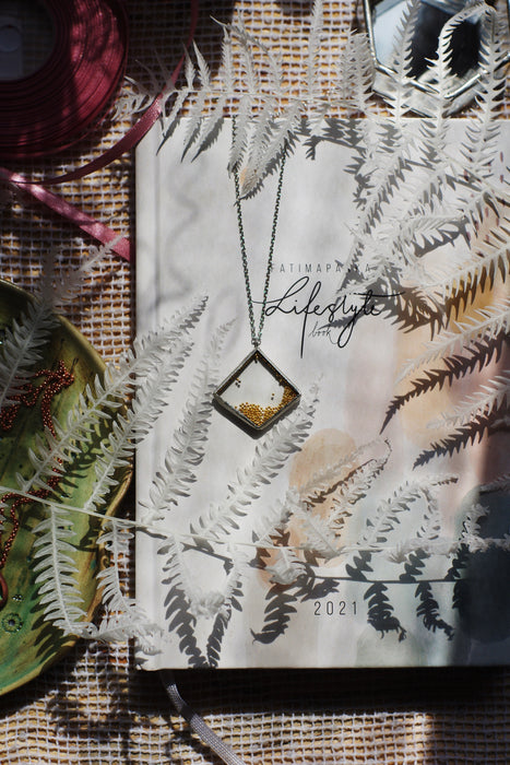 Geometric gold ball perpetual motion necklace