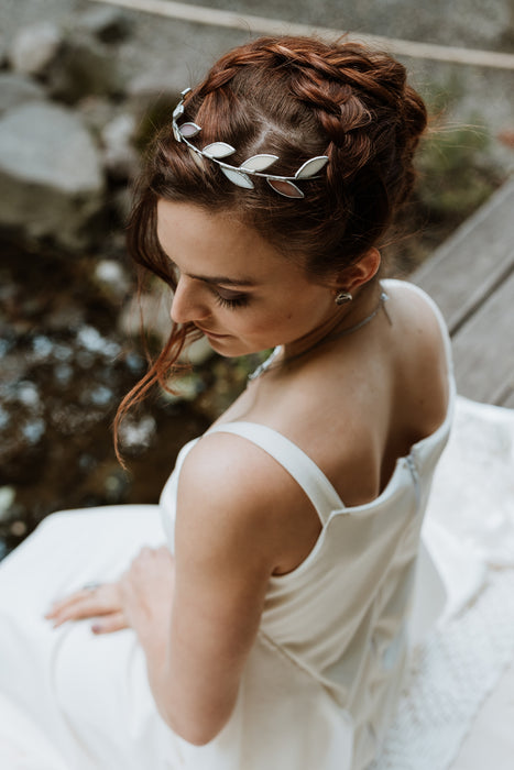 A fairy-tale wedding glass hair ornament with a plant motif
